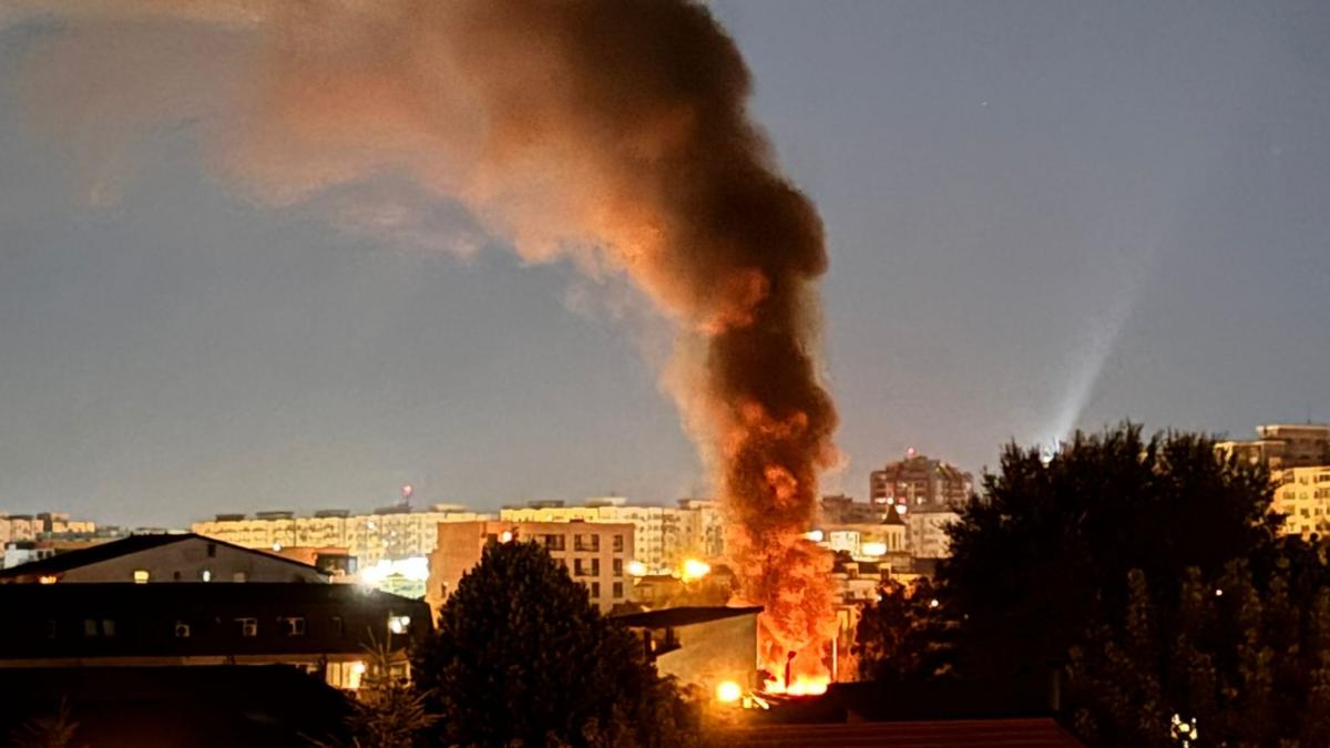 incendiu puternic in vitan bucuresti cu fum dens