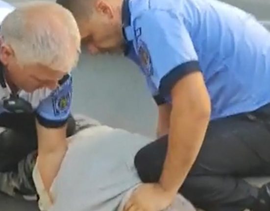 Barbat trantit la pamant de politisti pentru nelegitimare