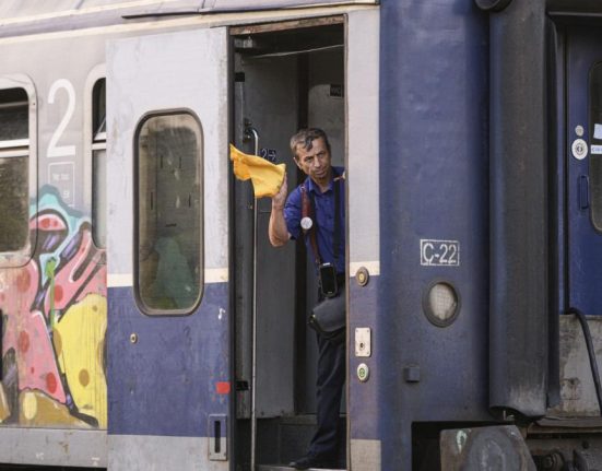 Calatori raniti in tren CFR din cauza unui geam spart