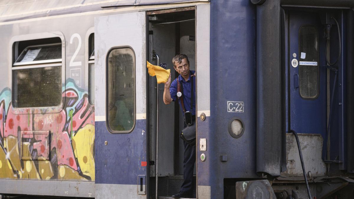 Calatori raniti in tren CFR din cauza unui geam spart