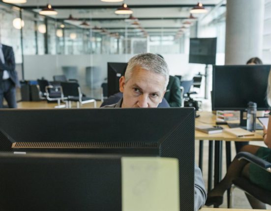 Cine sunt angajatii ce cer spor pentru dureri