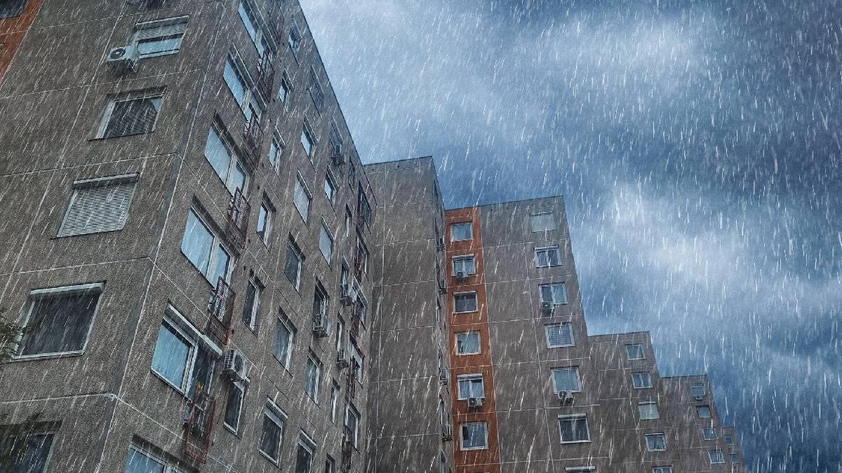Coduri portocalii si galbene pentru furtuni si inundatii