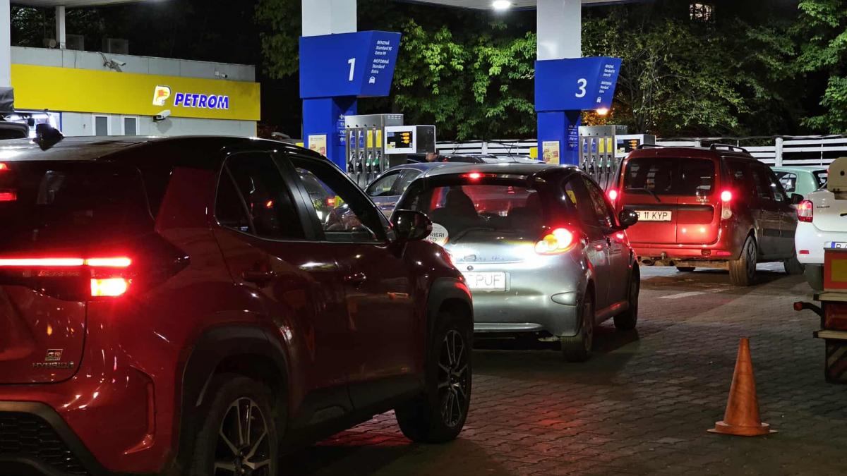 Cozi la benzinarii inainte de scumpirea carburanilor