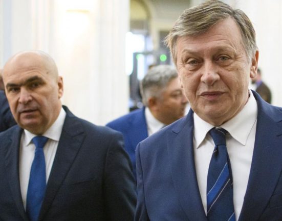 Crin Antonescu refuza pensia speciala pentru a l ajuta pe Ilie Bolojan