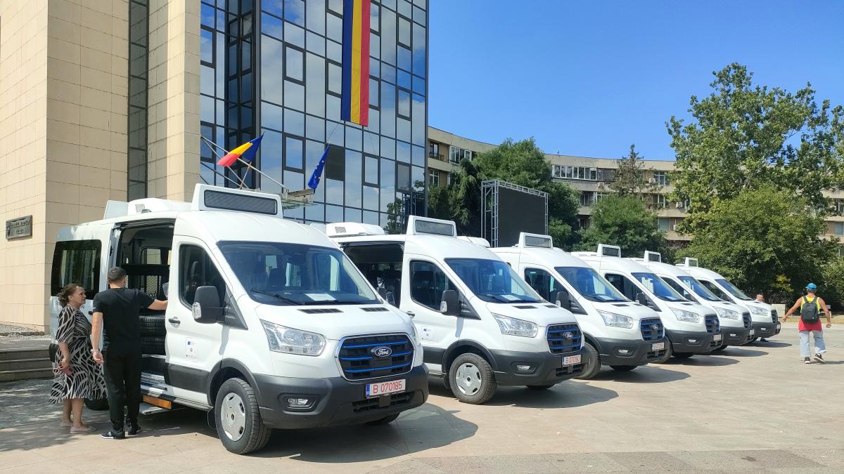 Dezmat pe bani publici Primaria din Suceava cumpara microbuze scumpe