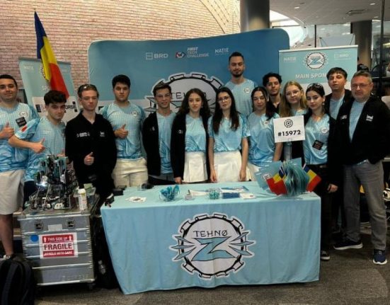 Liceenele din Pitesti au invins China si SUA la concursul de robotica
