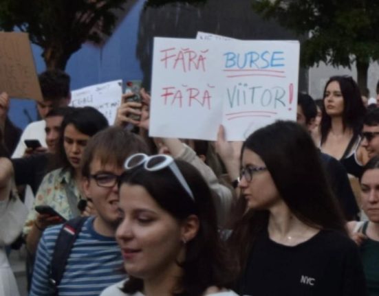 Ministrul Educatiei trimite studentii la munca fara burse