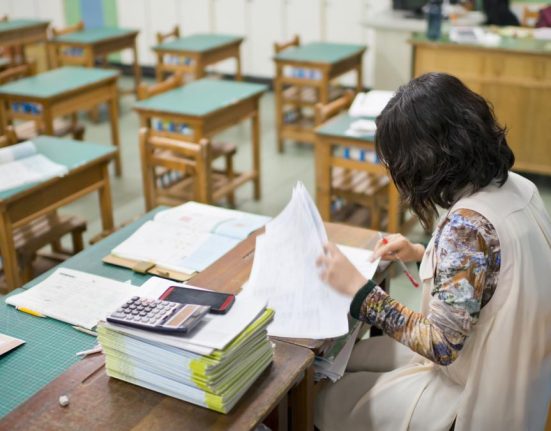 Ministrul Finantelor asigura profesori ca vor fi salarii