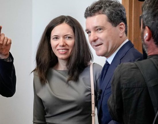 Nicuser Dan a dansat cu familia la o nunta