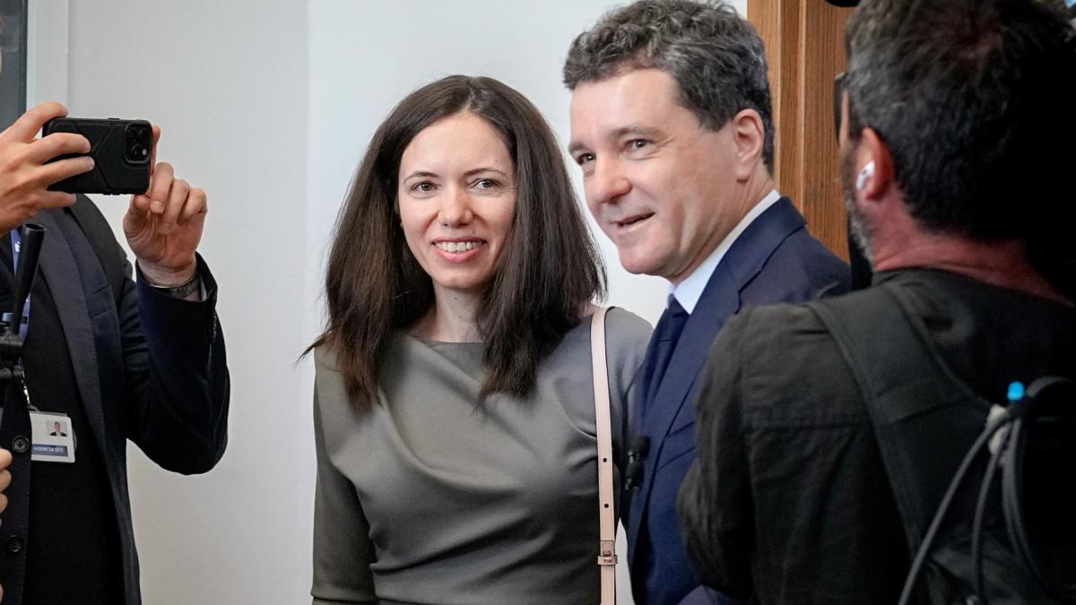 Nicuser Dan a dansat cu familia la o nunta