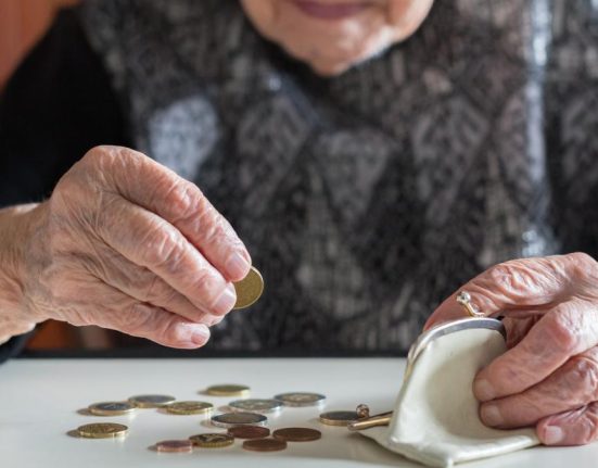 Pensionarii revoltati de plata CASS Mi au luat 300 de lei