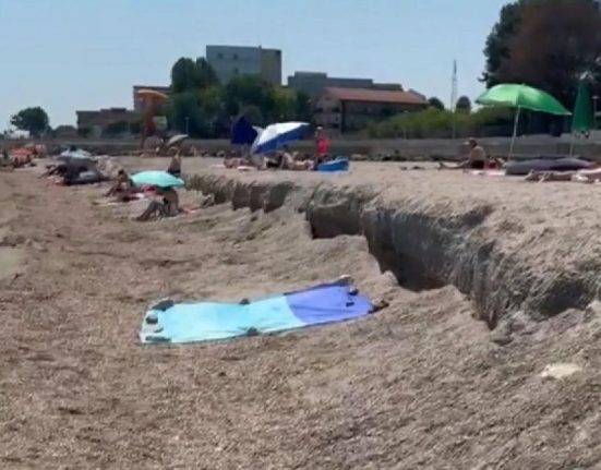 Plajele din sudul litoralului romanesc afectate de cliffing