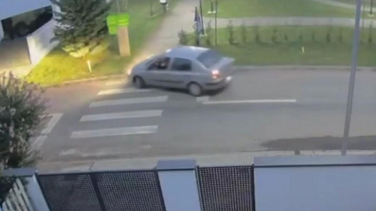 Scene socante in Timis barbat urmareste copii pe biciclete