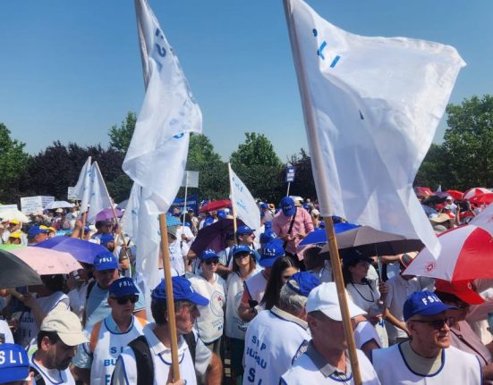 Sindicatele din invatamant strang semnaturi pentru abrogarea Legii Bolojan