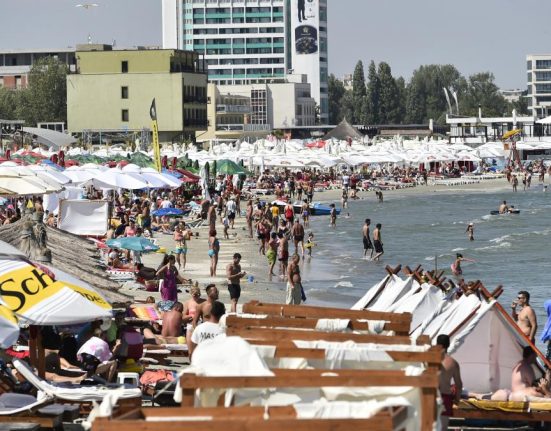 Turistii platesc o taxa de cearsaf pe plajele din Mamaia ANPC o considera ilegala