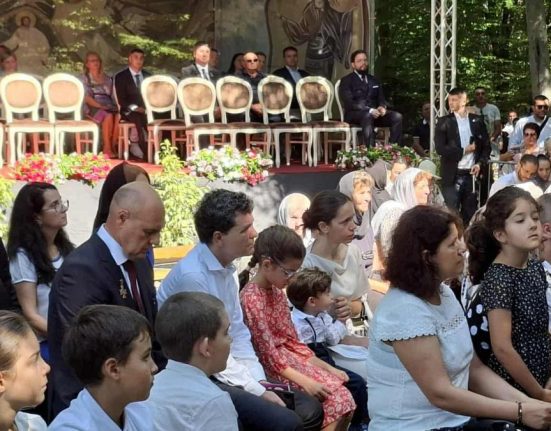 Unde se afla Nicusor Dan Imagini cu Presedintele si familia la manastire