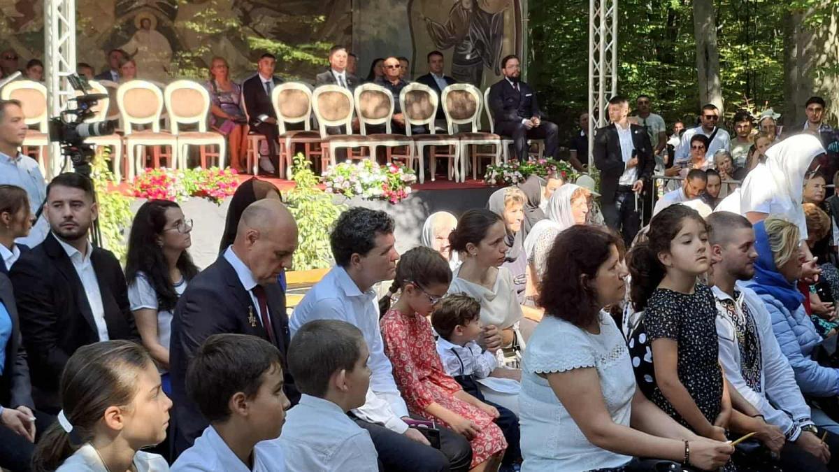 Unde se afla Nicusor Dan Imagini cu Presedintele si familia la manastire
