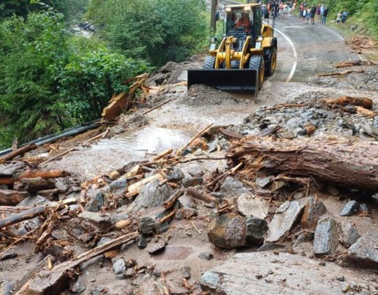Zeci de autoturisme blocate pe Transfagarasan din cauza furtunii