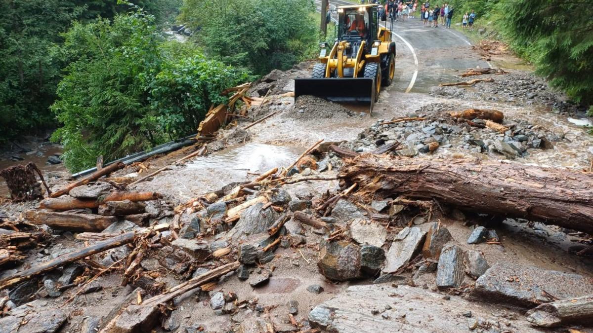 Zeci de autoturisme blocate pe Transfagarasan din cauza furtunii