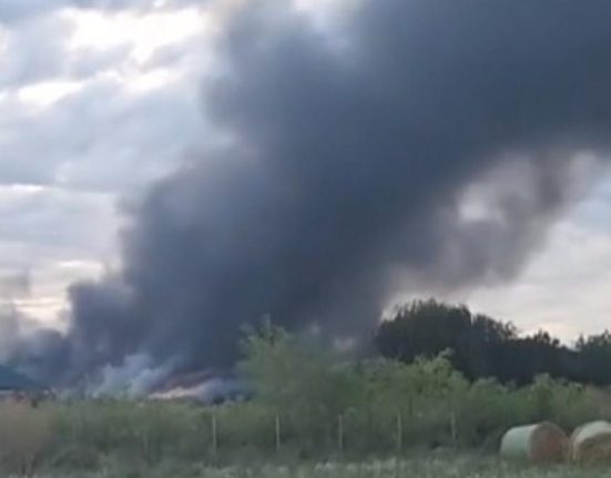 incendiu puternic langa bucuresti hala cu plastice arsa