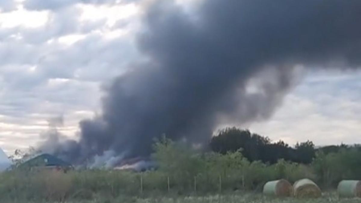 incendiu puternic langa bucuresti hala cu plastice arsa