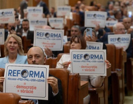 AUR a depus patru motiuni de cenzura impotriva Guvernului Bolojan