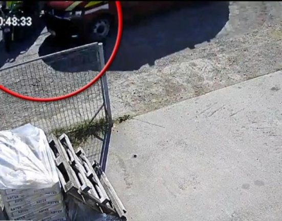 Ambulanta a lovit scuter in Iasi suprins de camera