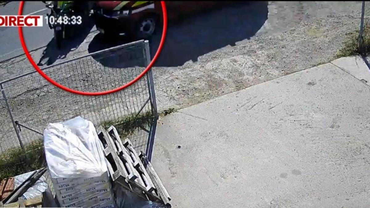 Ambulanta a lovit scuter in Iasi suprins de camera