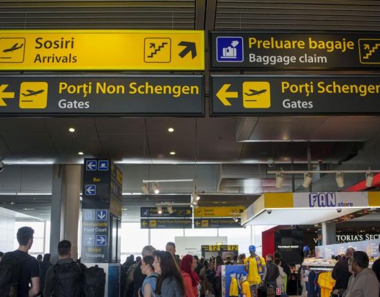 Celula de criza la Ministerul Economiei pentru turisti blocati