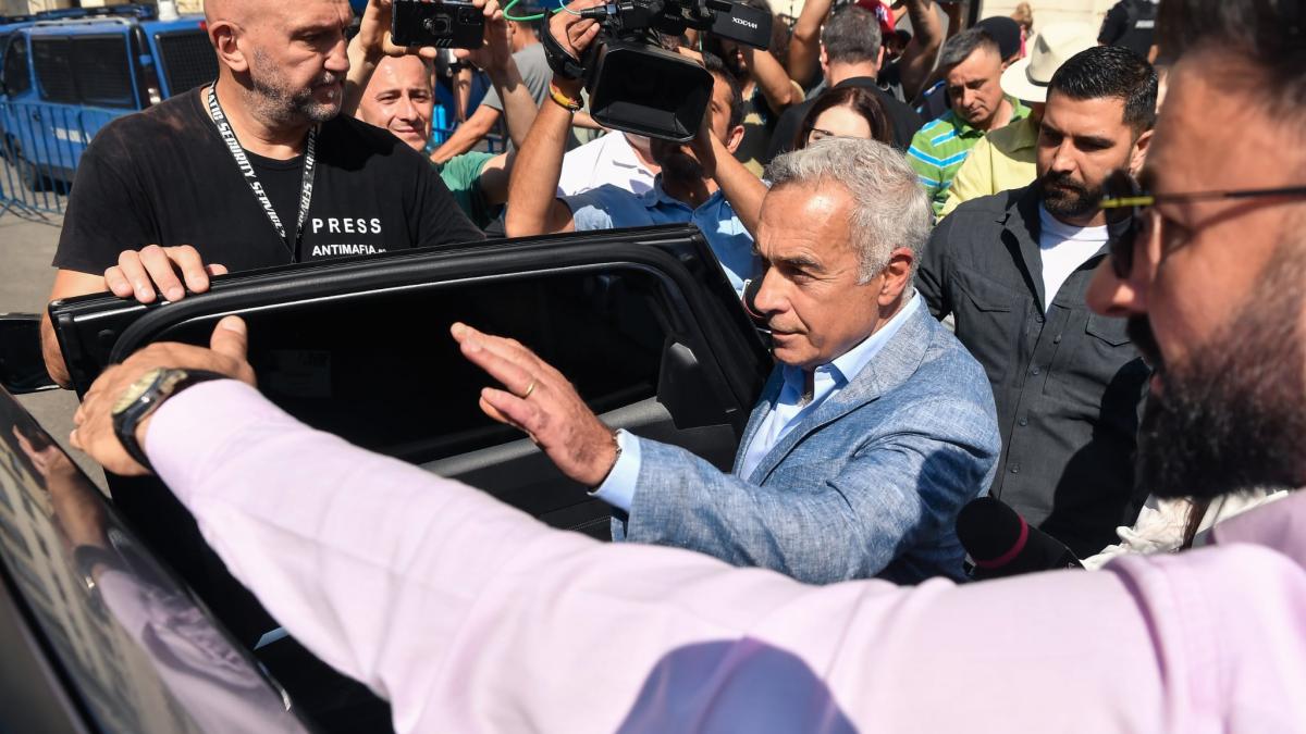 Din ce triete Clin Georgescu Fr venituri dar cu bodyguarzi main i bani de vacane