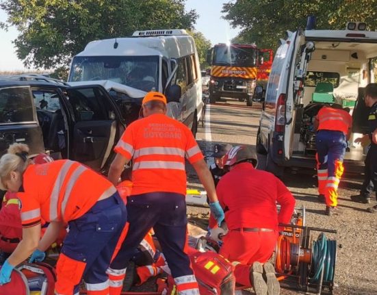 Microbuz si masina accident pe DN 24C Botosani 17 raniti