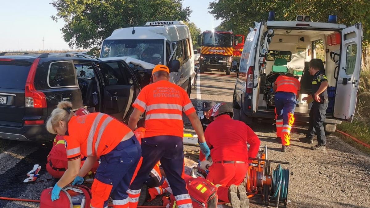 Microbuz si masina accident pe DN 24C Botosani 17 raniti