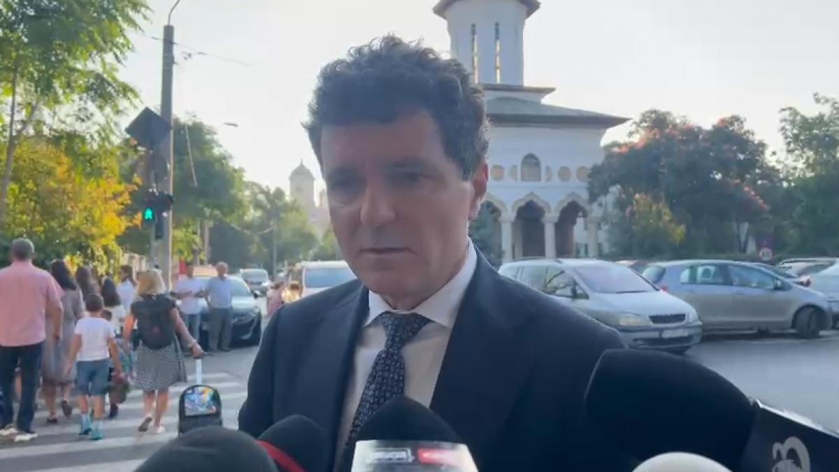 Nicustor Dan si a dus fetita la scoala si va primi o delegatie a profesorilor