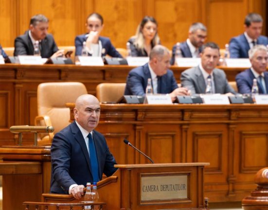 Noua sesiune incepe cu asumare si 5 motioni de cenzura