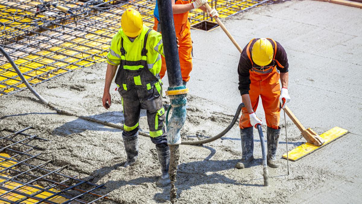 Patronul unei firme de constructii din Cluj batut de angajati pentru salarii neplatite