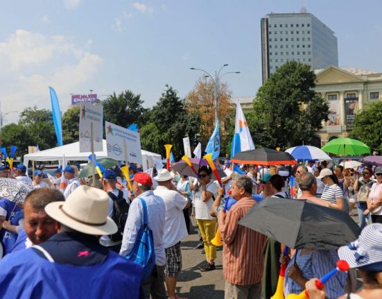 Sindicalistii din administratia publica protesteaza luni in Capitala