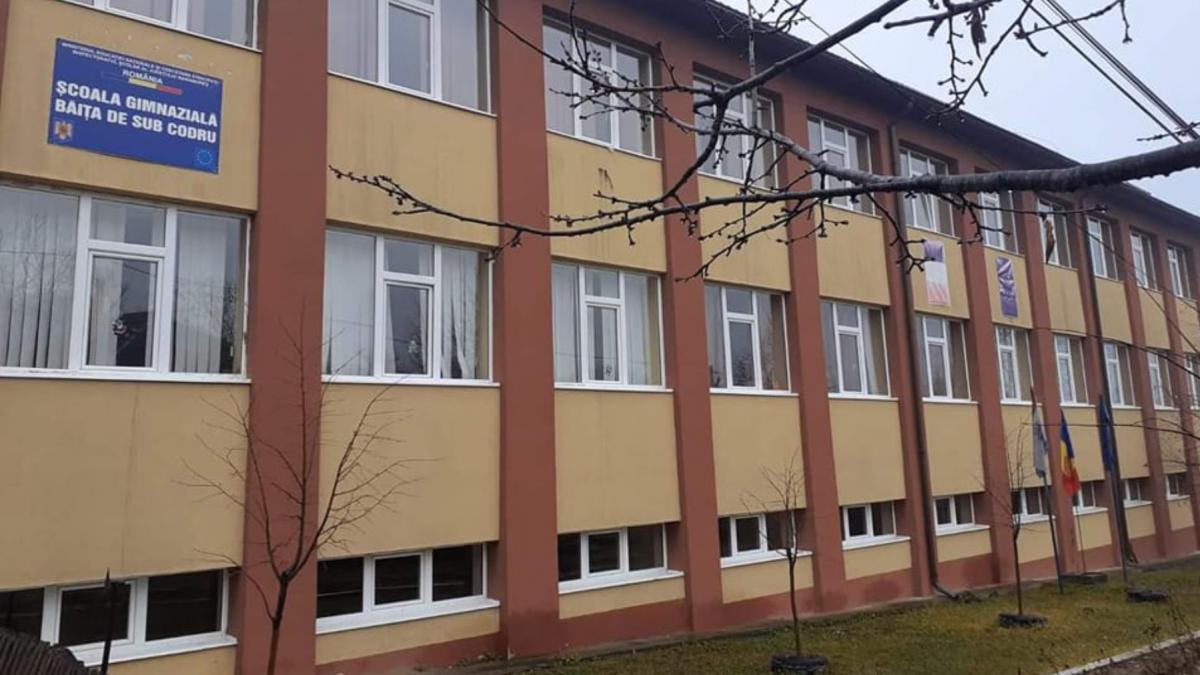 Un elev de 12 ani a murit asteptandu si mama