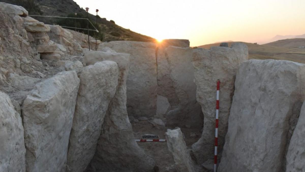 descoperire arheologica monumentala dolmen cu artefacte in andaluzia
