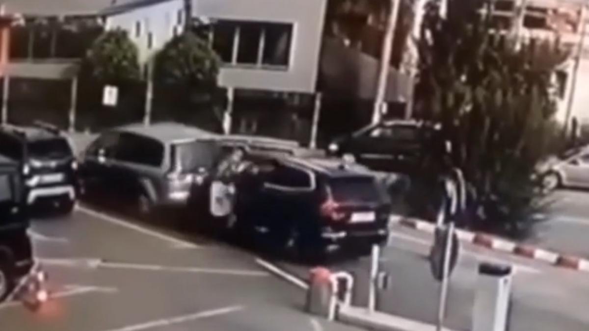 Soferita provoaca distrugeri in parcarea unui mall